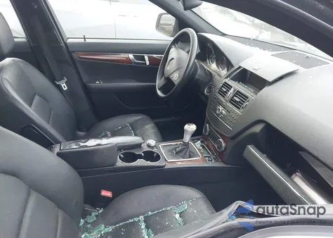 2009 Mercedes-Benz C 300 Luxury/Sport z USA, uszkodzony, nr VIN WDDGF54X39R069619